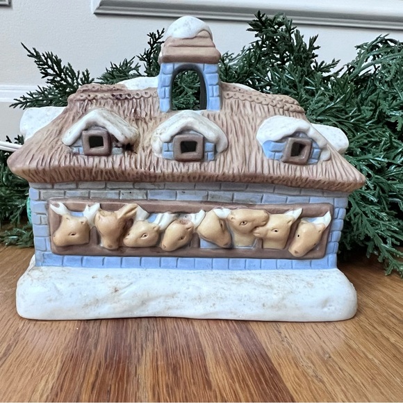 ✨ Vintage 1994 Avon “Reindeer Lodge” Light-Up Christmas Village House ✨ - Picture 4 of 6